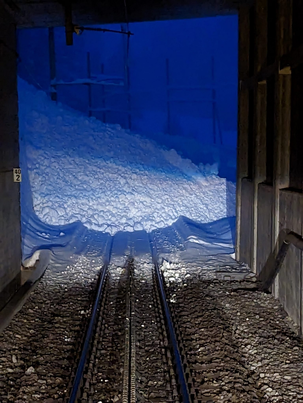 Verschüttetes Gleis nach einem Lawinenniedergang im Lawinenzug Unnerchriz (Täsch) im März 2023